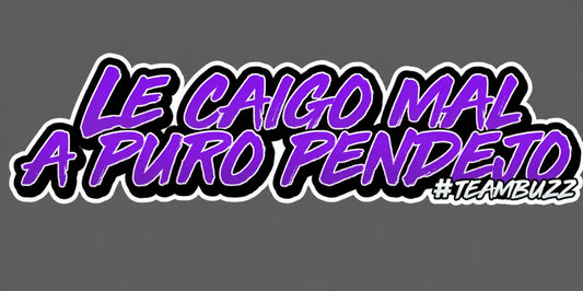 ACTIVO 🟣 Sticker “Le caigo mal a puro pend*jo – #TeamBuzz” MORADO